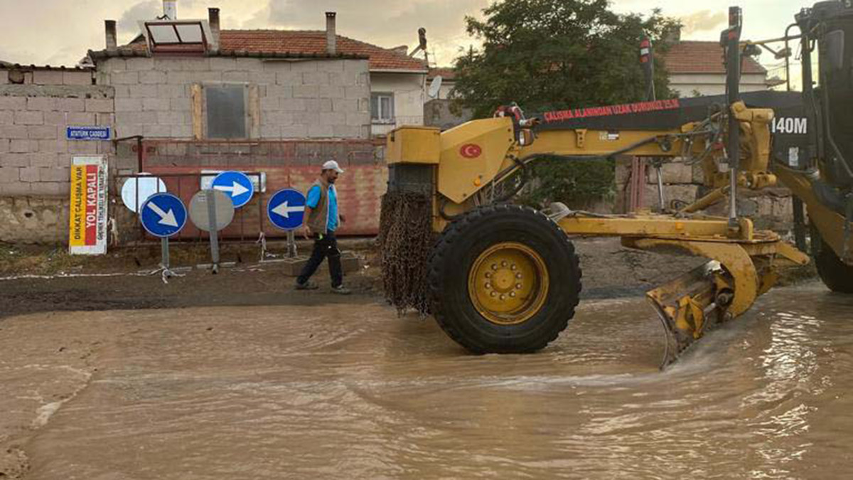 Gülşehir'de sağanak yağmur sele neden oldu