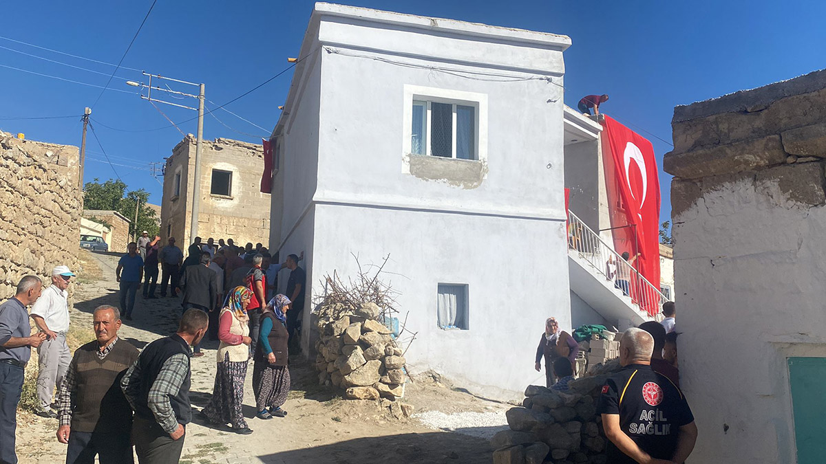 Milli Savunma Bakanlığı'ndan yapılan açıklamaya göre, Pençe-Kilit Operasyonu bölgesinde PKK'lı teröristler ile çıkan çatışmada 4 asker şehit oldu, 2 asker yaralandı.