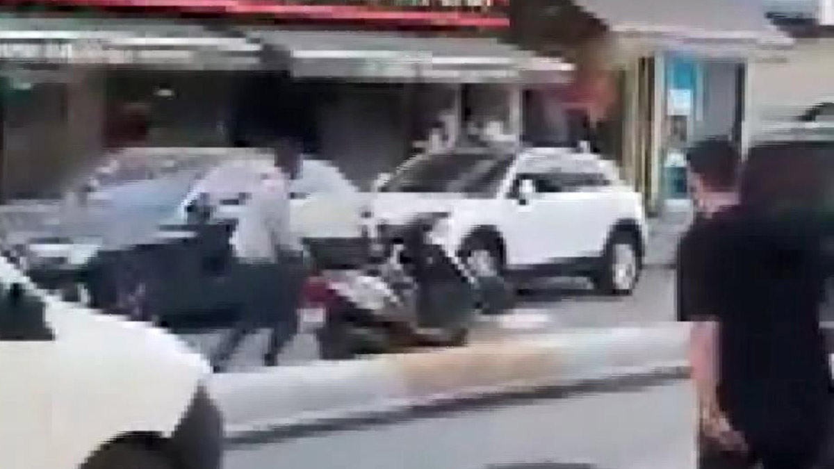 Okmeydanı'nda husumetli kişiler arasında çıkan tartışma silahlı kavgaya dönüştü. Cadde ortasında birbirine kurşun yağdıran kişilerden, ikisi yaralanarak kaçtı. Polisin takibiyle 2'si yaralı 3 şüpheli yakalandı. Okmeydanı'nda çatışma anları kameralara yansıdı.