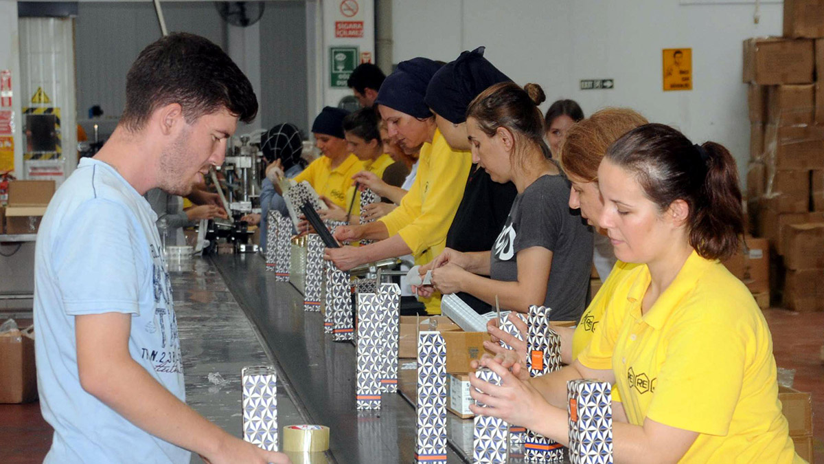 Okulların açılmasıyla birlikte koronavirüs salgınında hijyen amaçlı büyük ilgi gören kolonyaya talep artmaya başladı.