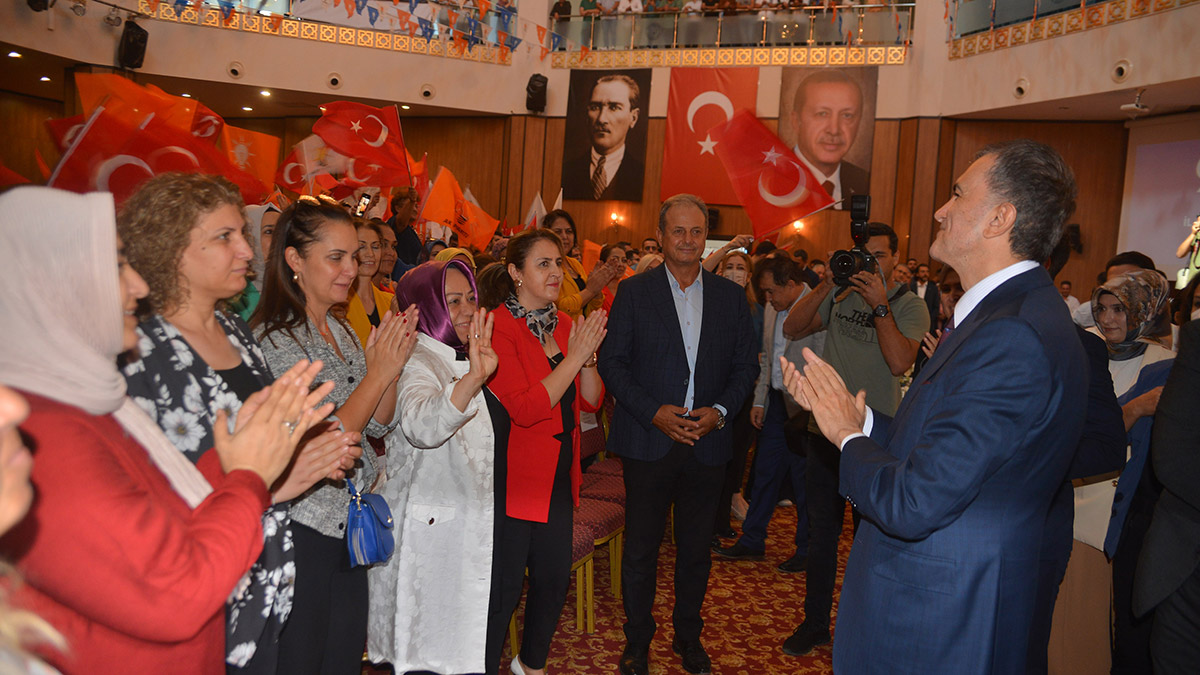 AK Parti Sözcüsü ve Genel Başkan Yardımcısı Ömer Çelik, "6'lı masa adaylarını açıklamasalar da ben ne zaman açıklayacaklarını biliyorum. Benim tahminime göre onlar, 6'lı masa adaylarını haziran seçimlerinden sonra açıklayacak" dedi.