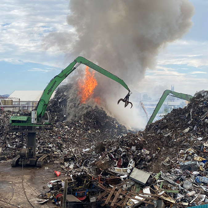 Hurda geri dönüşüm fabrikasında yangın