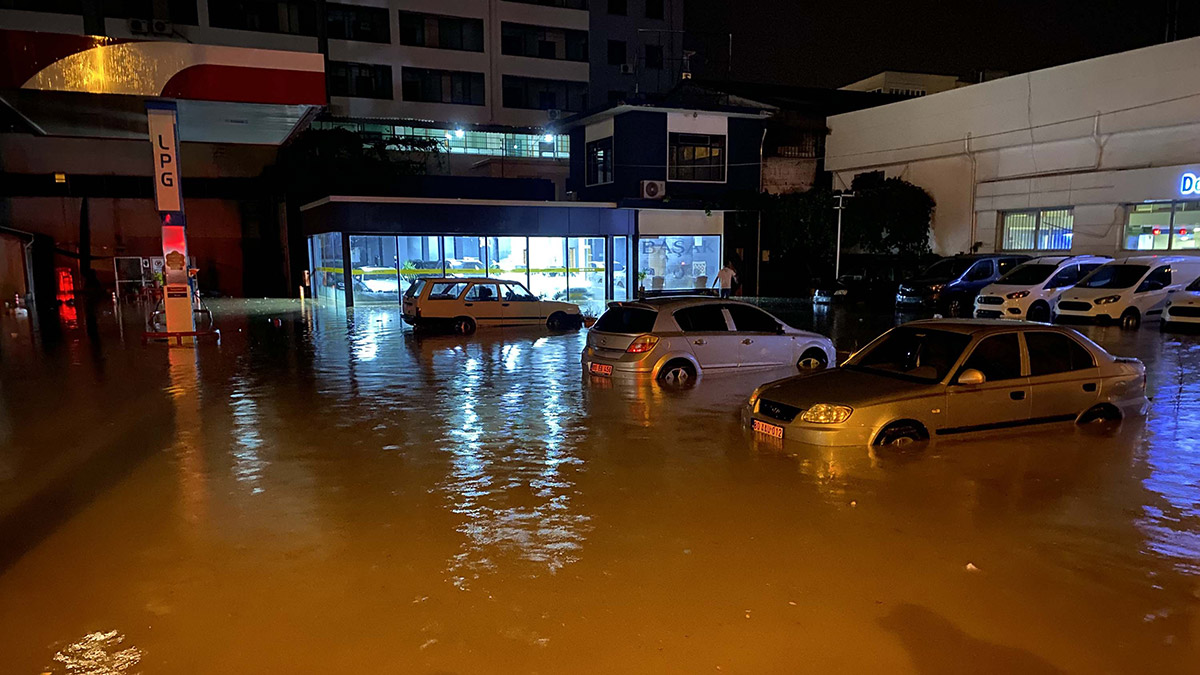 Osmaniye'de sağanak yağış; araçlar mahsur kaldı