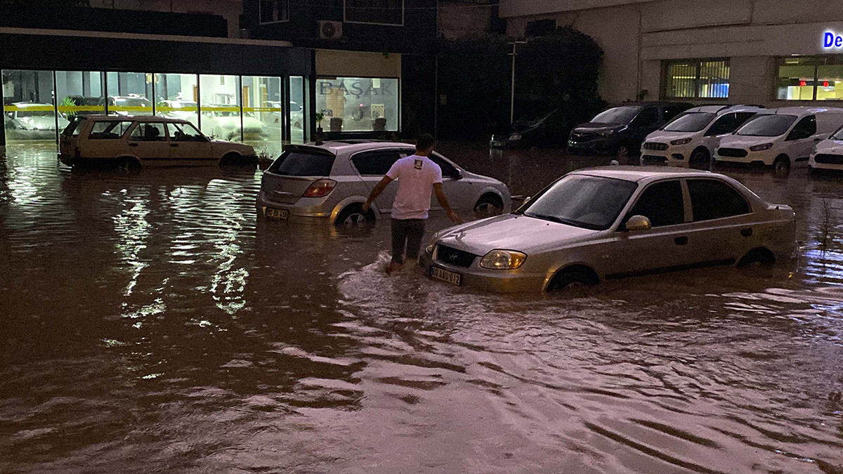 Osmaniye'de sağanak yağış; araçlar mahsur kaldı