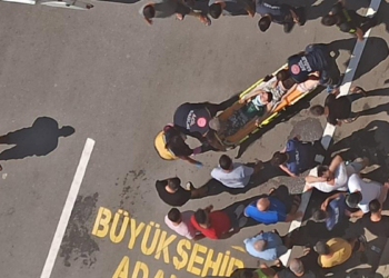 Otomobil 5 ve 7 yaşındaki kardeşlere çarptı