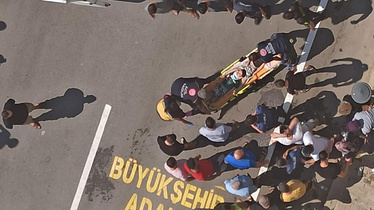 Otomobil 5 ve 7 yaşındaki kardeşlere çarptı