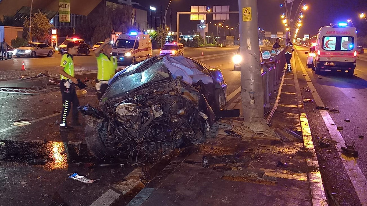 Otomobil refüjdeki korkuluklara çarptı; 2 ölü