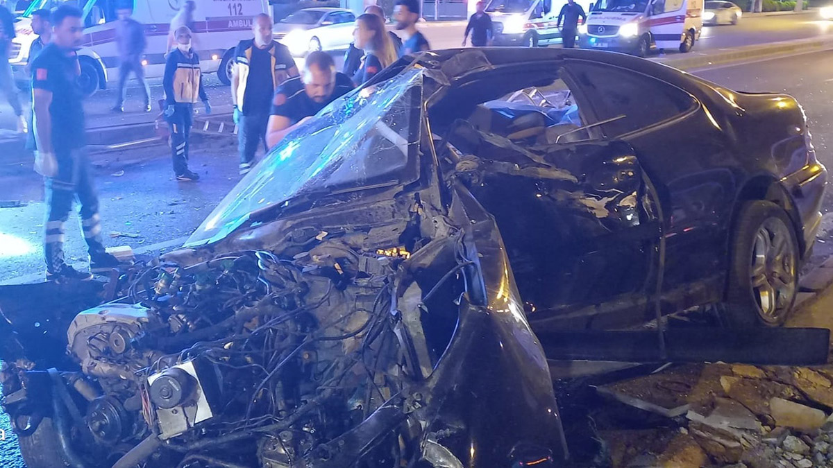 Otomobil refüjdeki korkuluklara çarptı; 2 ölü