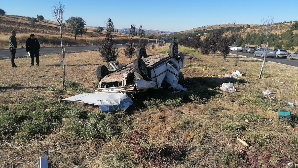 Otomobil takla attı; 2 yaşındaki çocuk öldü