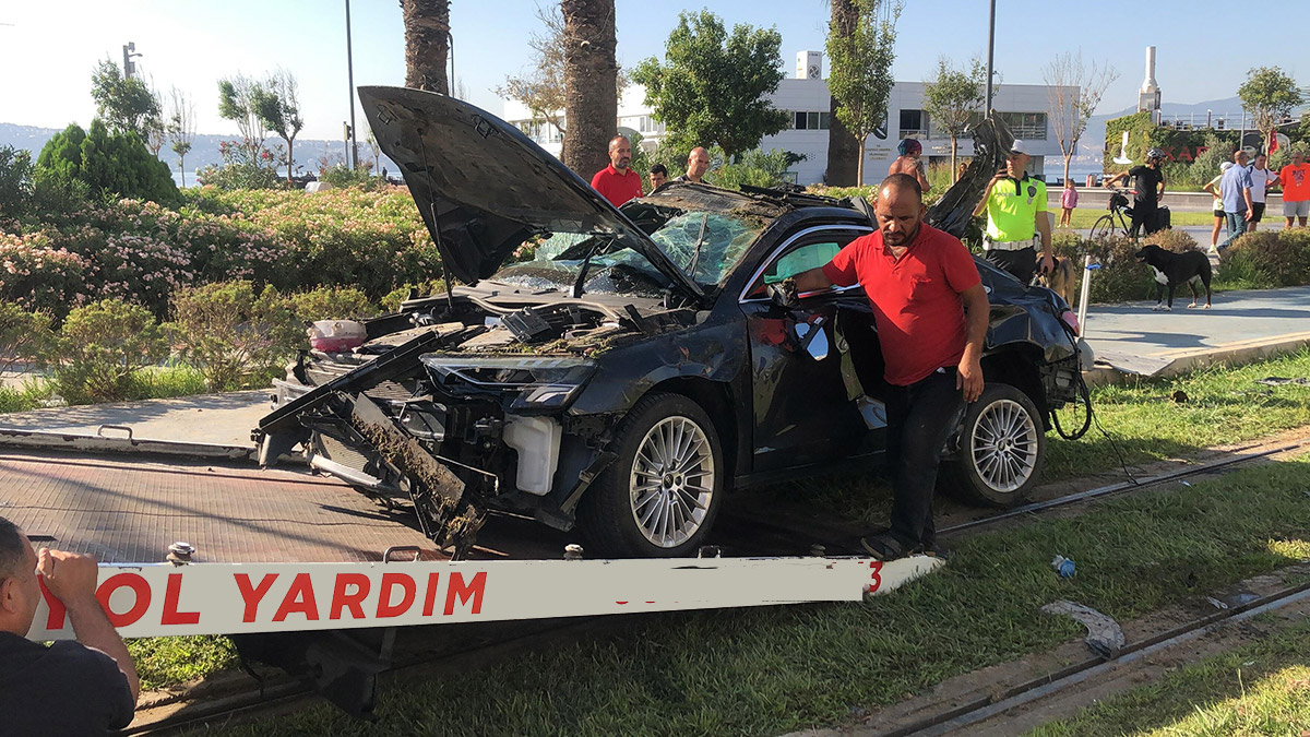 Otomobil, tramvay yolu kenarındaki ağaca çarptı; 2 ölü