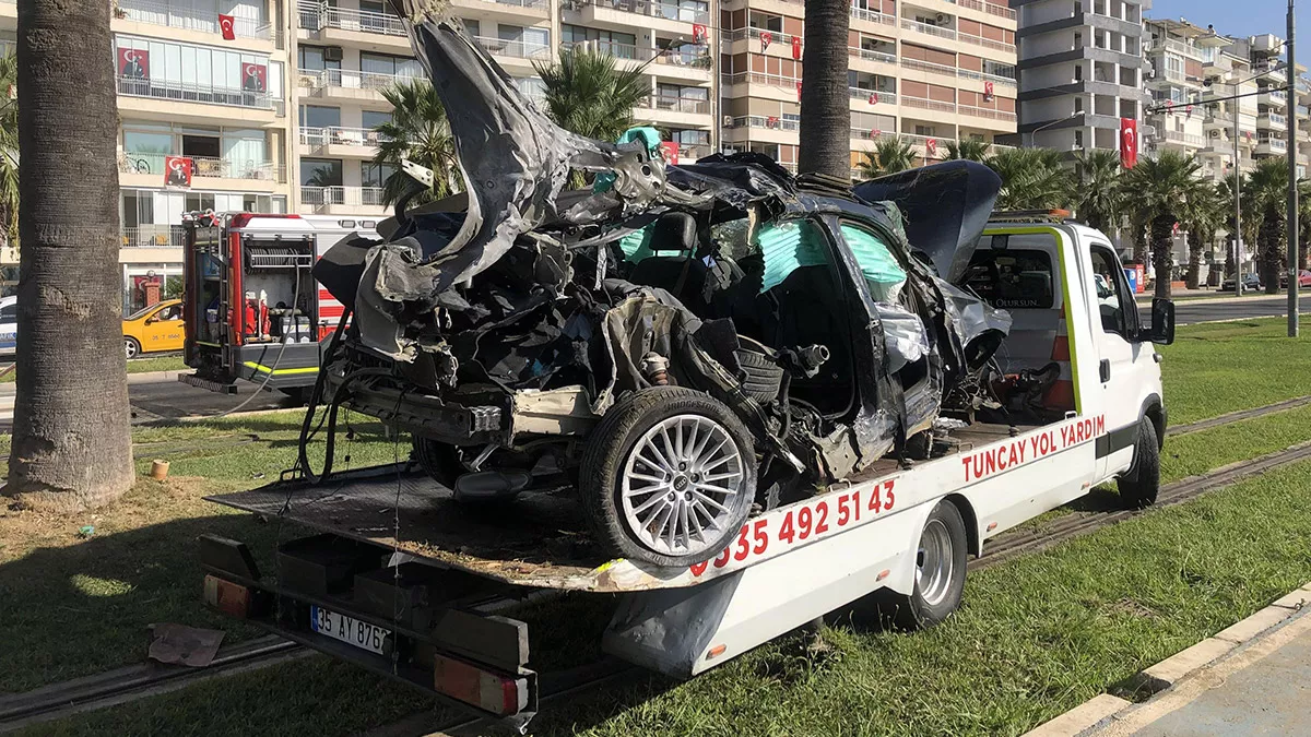 Otomobil, tramvay yolu kenarındaki ağaca çarptı; 2 ölü