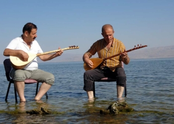 Halk ozanları saz çalıp atıştı