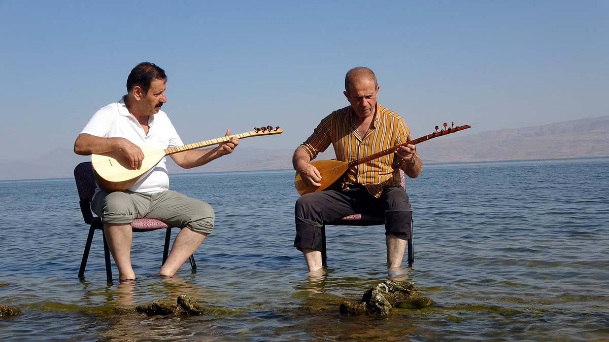 Halk ozanları saz çalıp atıştı