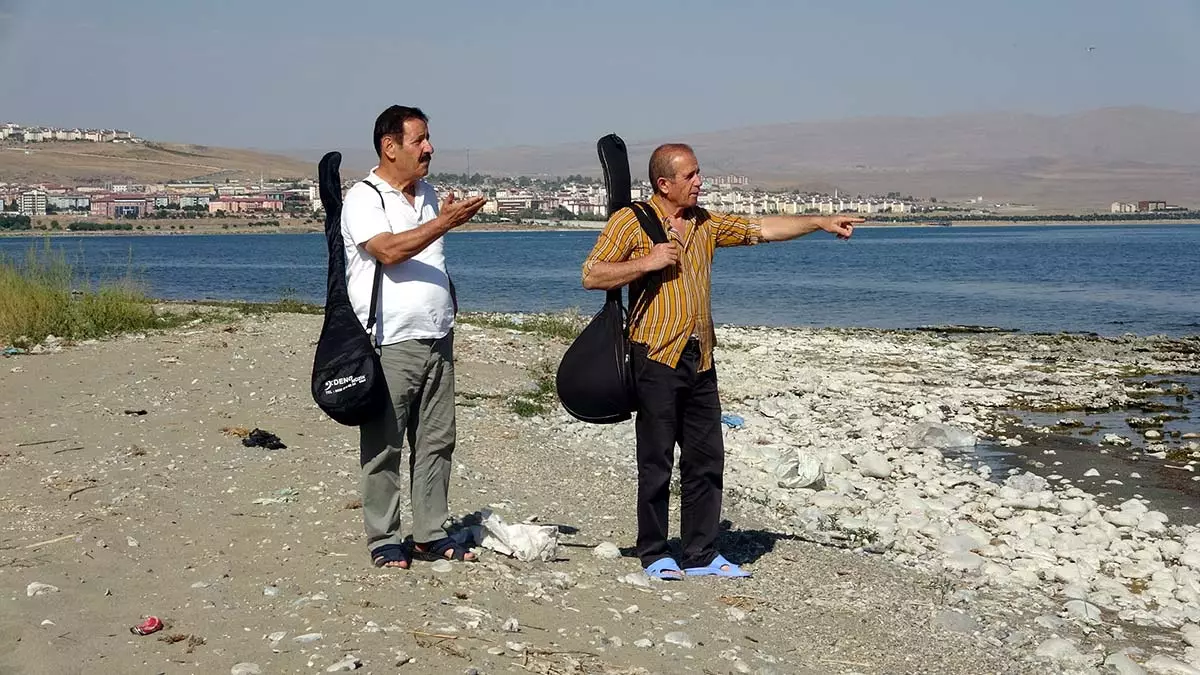 Van’ın erciş ilçesinde halk ozanları ahmet poyrazoğlu ve menaf koçak, çevre kirliliğine dikkat çekmek için van gölü'ne bıraktıkları sandalyelerde oturarak saz çalıp, atıştı.