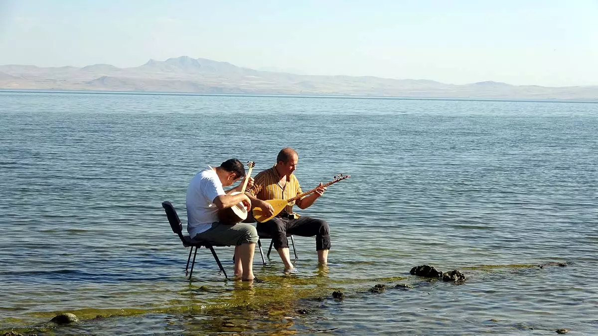 Halk ozanları saz çalıp atıştı