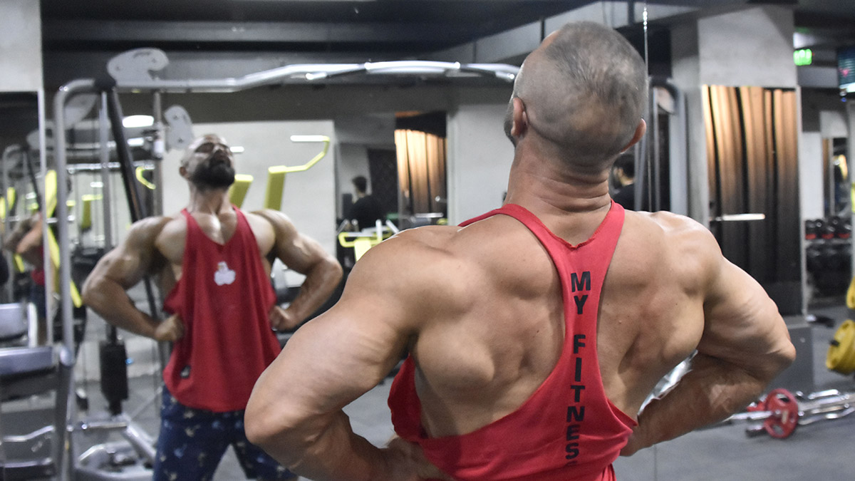 Konya'da hiperaktif yapıya sahip olduğu için lise yıllarında karate sporuna başlayan ardından Uzak Doğu sporlarıyla devam eden Ahmet Ertekin (43), yaklaşık 7 yıl önce başladığı vücut geliştirme sporunda Türkiye'yi dünyada temsil etme hakkını elde etti.