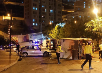 Park halindeki araçlara çarpıp devrilerek can verdi
