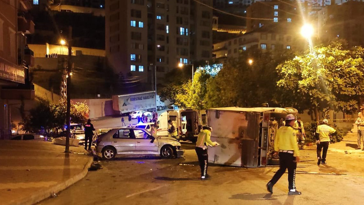 Park halindeki araçlara çarpıp devrilerek can verdi