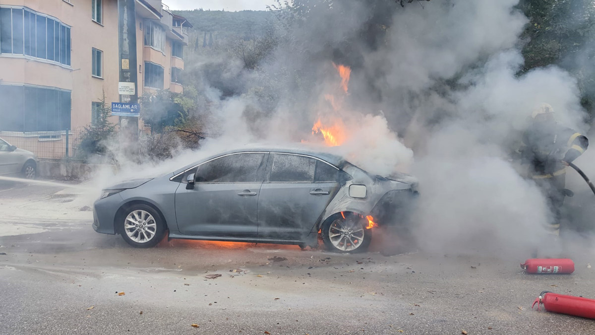 Park halindeki otomobil alev aldı
