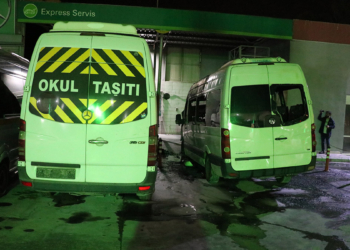 Park halindeki servis minibüsünde yangın