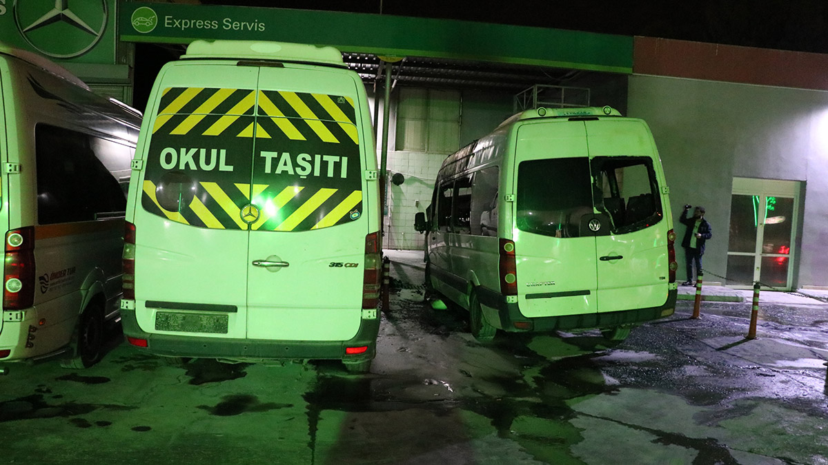 Park halindeki servis minibüsünde yangın