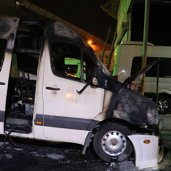 Park halindeki servis minibüsünde yangın