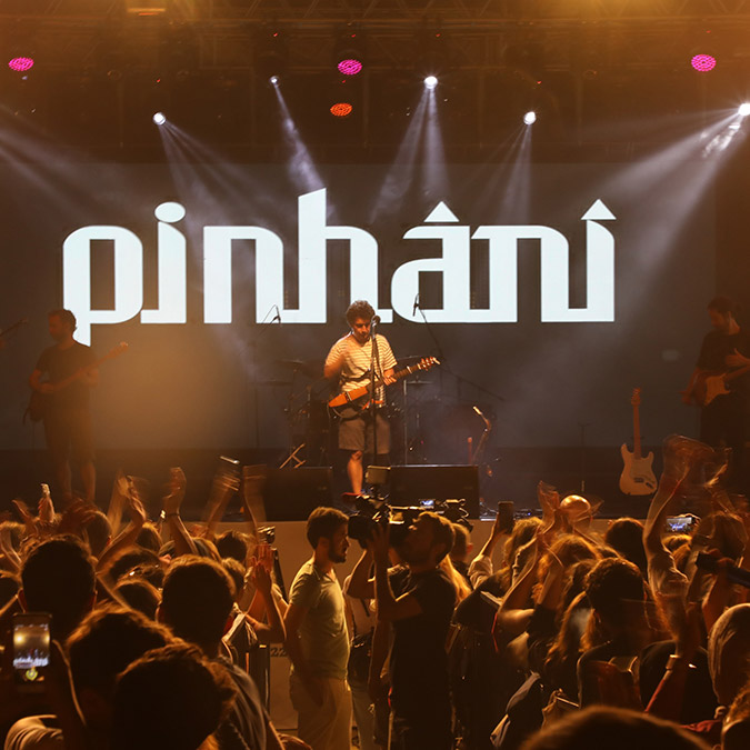 Ordu'da, Zümrüt Fındık Festivali'nde sahneye çıkan müzik grubu Pinhani'nin solisti Sinan Kaynakçı, isim vermeden 'Bilir O Beni' adlı yeni şarkılarının arabesk olarak seslendirilmesine tepki göstererek, "Güzel bir şarkının arabesk olarak seslendirilmesi marifet değil" dedi.