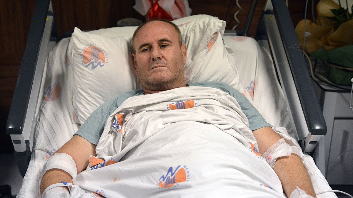 Mersin'de polisevi saldırısında yaralanan polis memuru Abdulkadir Öztürk (49), o anda polisevinde yaklaşık 100 kişinin olduğunu belirterek, "Teröristlerin içeri girmesine engel olarak faciayı önledik" dedi.