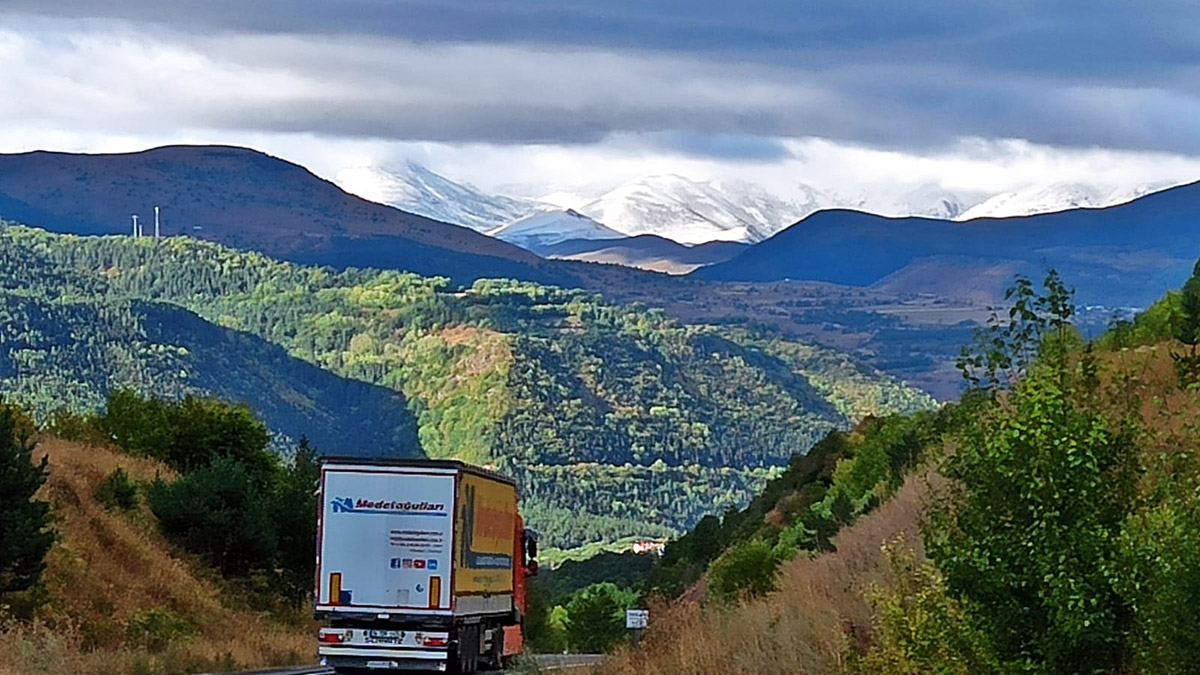 Arsiyan Dağı'nın zirvesine kar yağdı