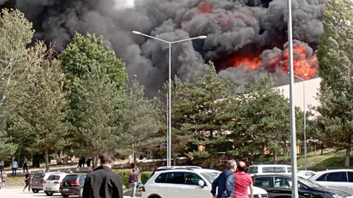 Erzurum Atatürk Üniversitesi Rektörü Prof. Dr. Ömer Çomaklı, merkezi yemekhanenin çatısında dün çıkan ve söndürülen yangının çıkış sebebinin emniyetin ilgili birimleri tarafından araştırıldığını söyledi. 