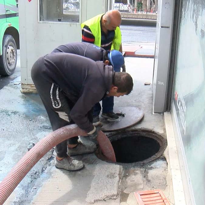 Rögarlardan mavi su aktı