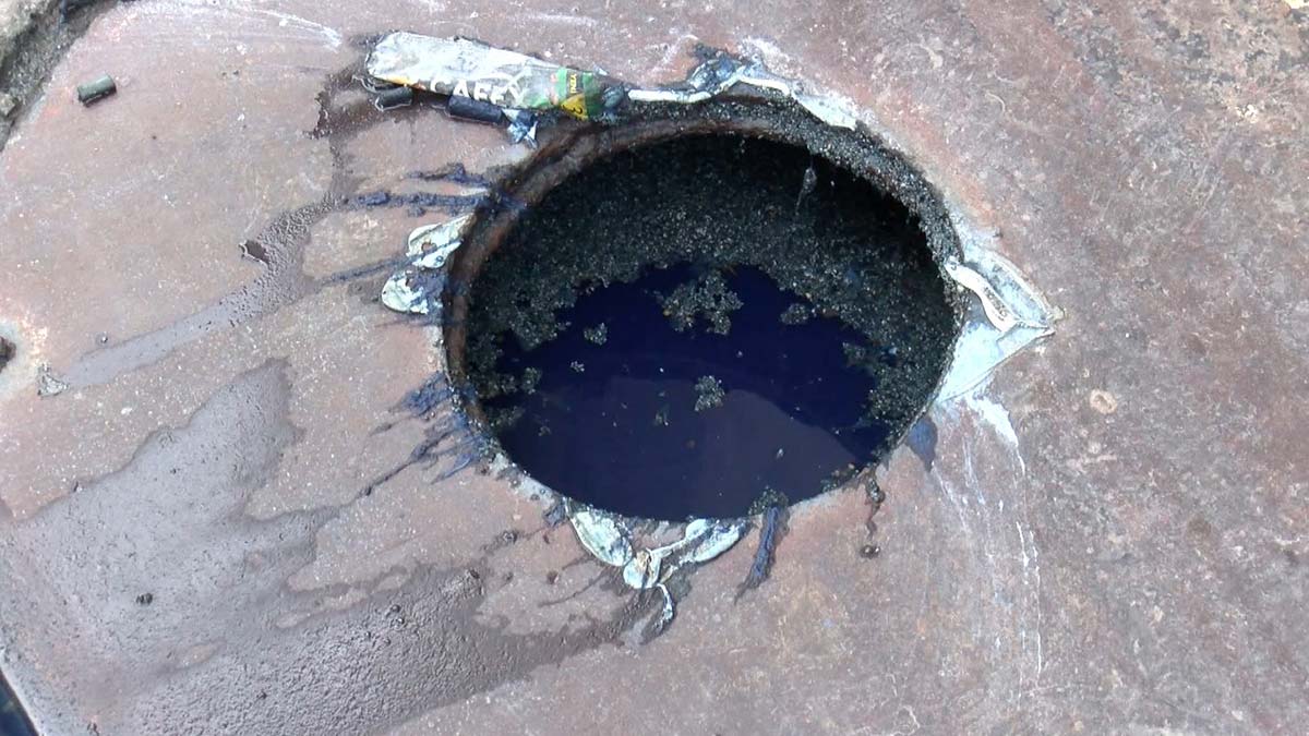 Sultangazi'de çevresinde üç fabrikanın olduğu öğrenilen mahallede, 2 gün boyunca rögarlardan mavi su aktı. Su sokakları maviye boyadı. Taşan su bazı dükkanlara doldu.