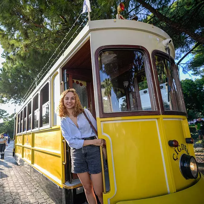 Nostaljik tramvay ziyaretçileri geçmişe götürüyor