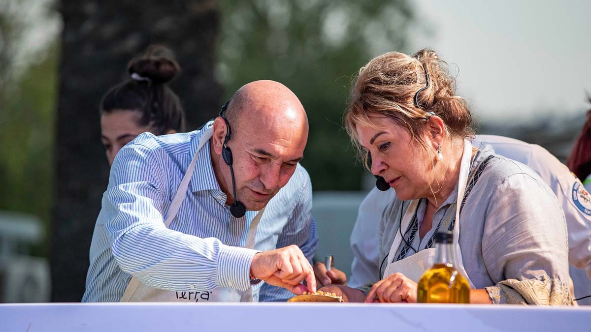 91. İzmir Enternasyonal Fuarı ve Terra Madre Anadolu'nun üçüncü gününde, İzmir Büyükşehir Belediye Başkanı Tunç Soyer ile İzmir Köy Koop. Birlik Başkanı Neptün Soyer'in ev sahipliğini üstlendiği İzmir Sofrası önemli isimleri buluşturdu.