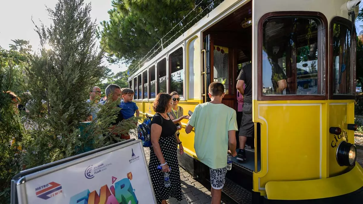 Nostaljik tramvay ziyaretçileri geçmişe götürüyor