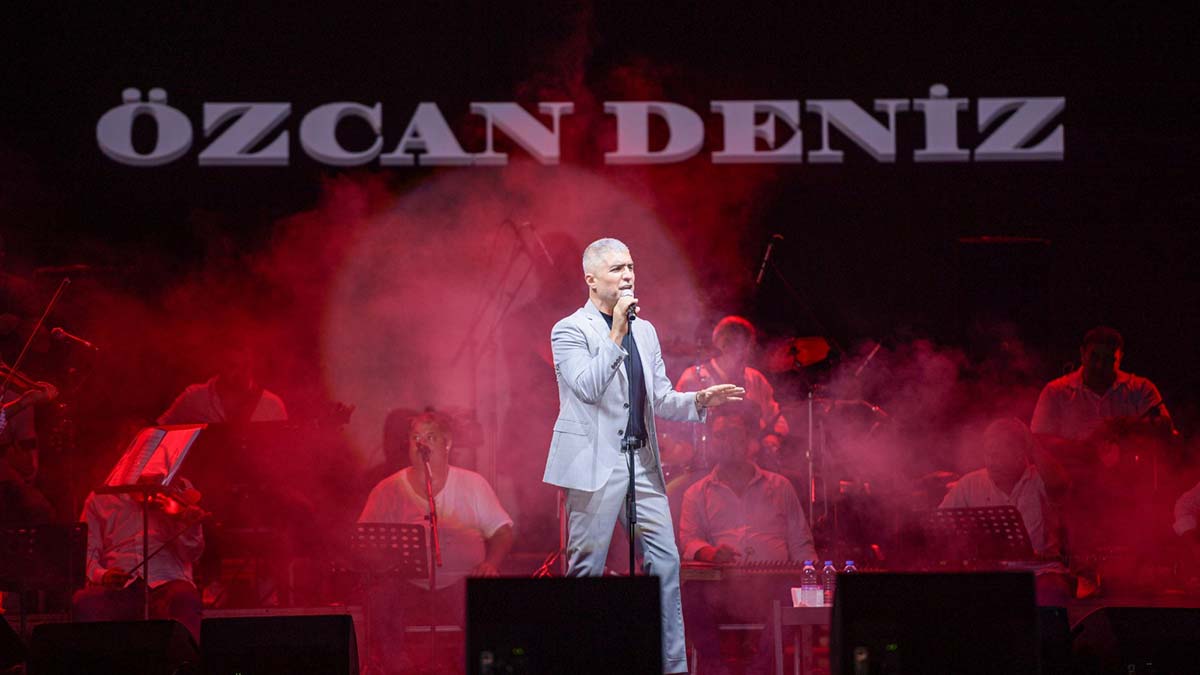 Çim Konserleri'nin üçüncü konuğu Özcan Deniz oldu