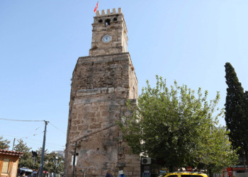 Saat Kulesi'nin imitasyon dendanları kaldırıldı