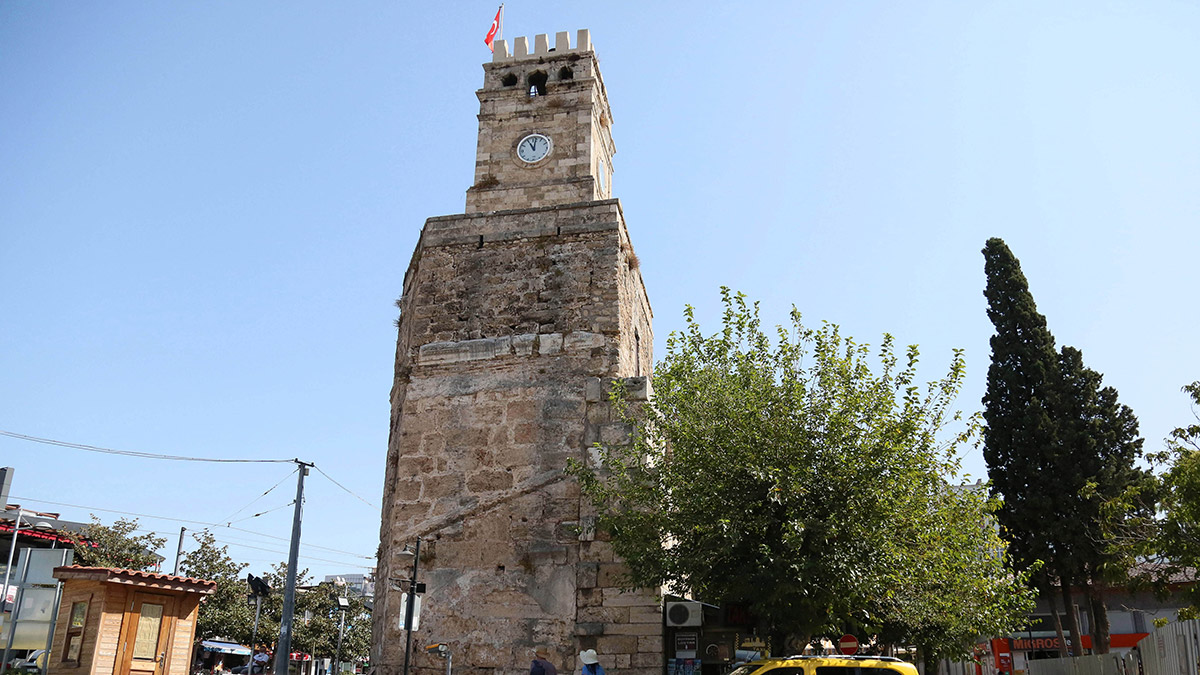 Saat Kulesi'nin imitasyon dendanları kaldırıldı