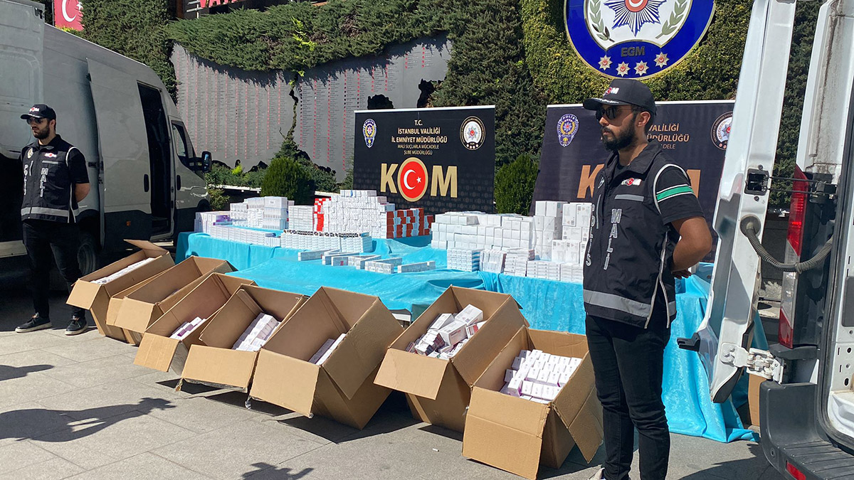 İstanbul'da, başkaları adına düzenlenen sahte reçetelerle, aralarında kanser ilaçlarının da olduğu çok sayıda ilacı eczanelerden satın alıp, savaş bölgelerinde fahiş fiyatlara satan şüphelilere yönelik operasyon düzenlendi.