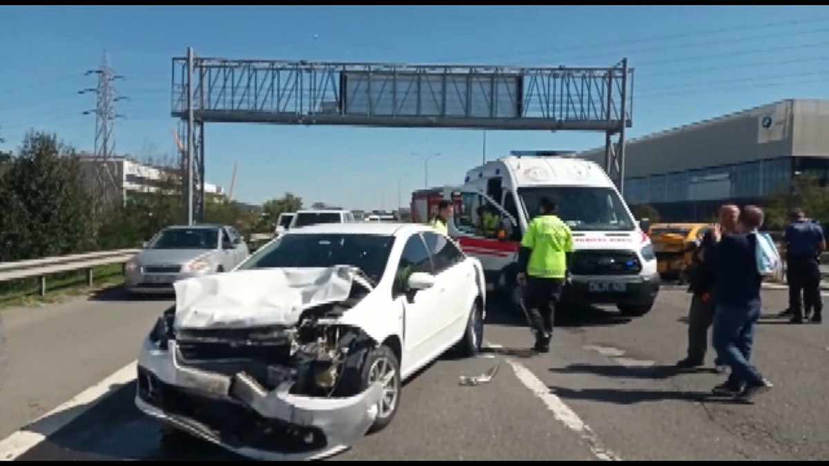 Sancaktepe TEM Otoyolu'nda zincirleme kaza