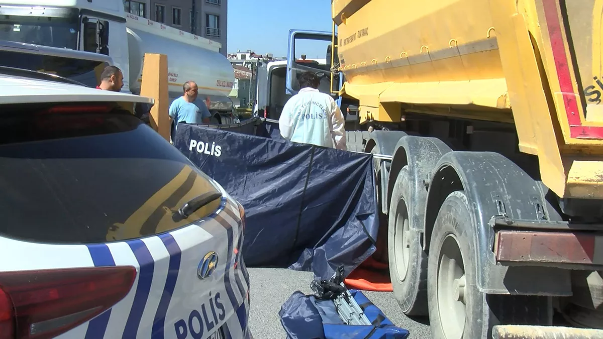 Sancaktepe’de yolun karşısına geçmek isteyen suriye uyruklu kadına hafriyat kamyonu çarptı. Hafriyat kamyonunun altında kalan kadın hayatını kaybederken, kamyon şoförü gözaltına alındı.  