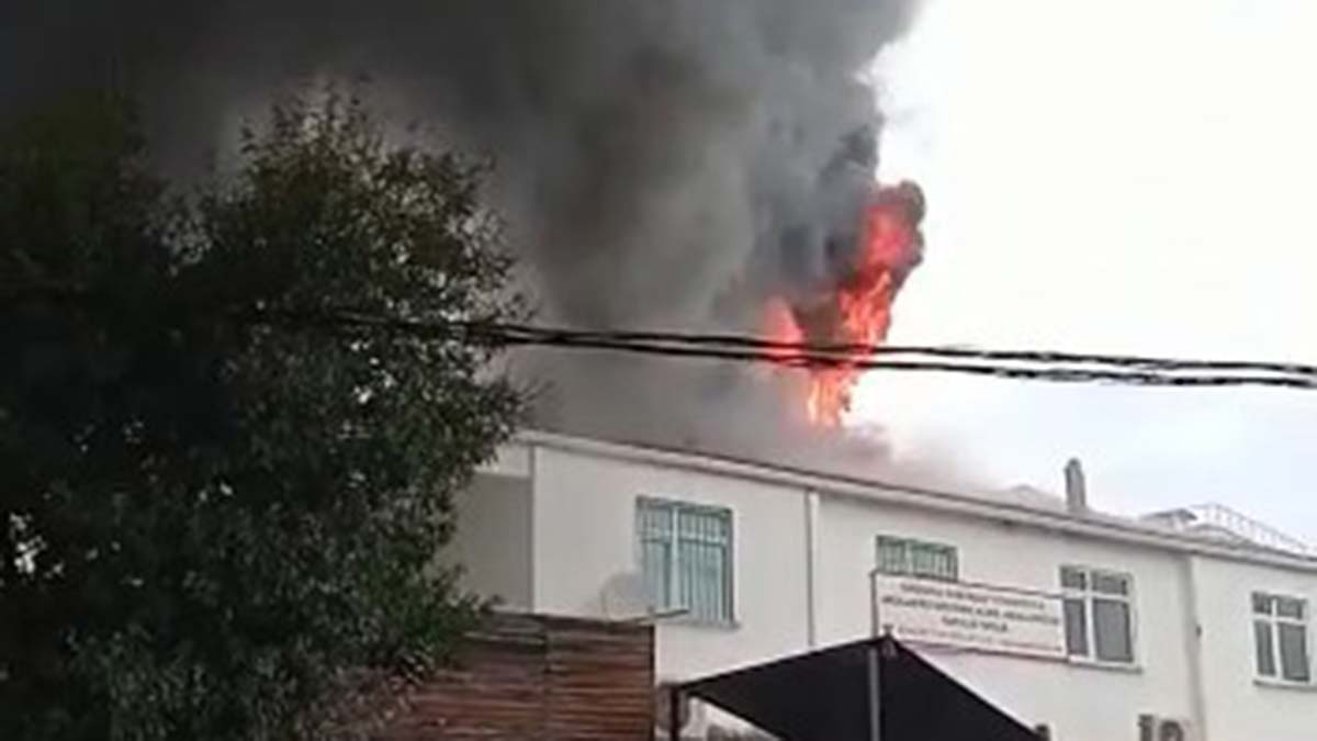 Üzerinde baz istasyonu bulunan binanın çatısı yandı