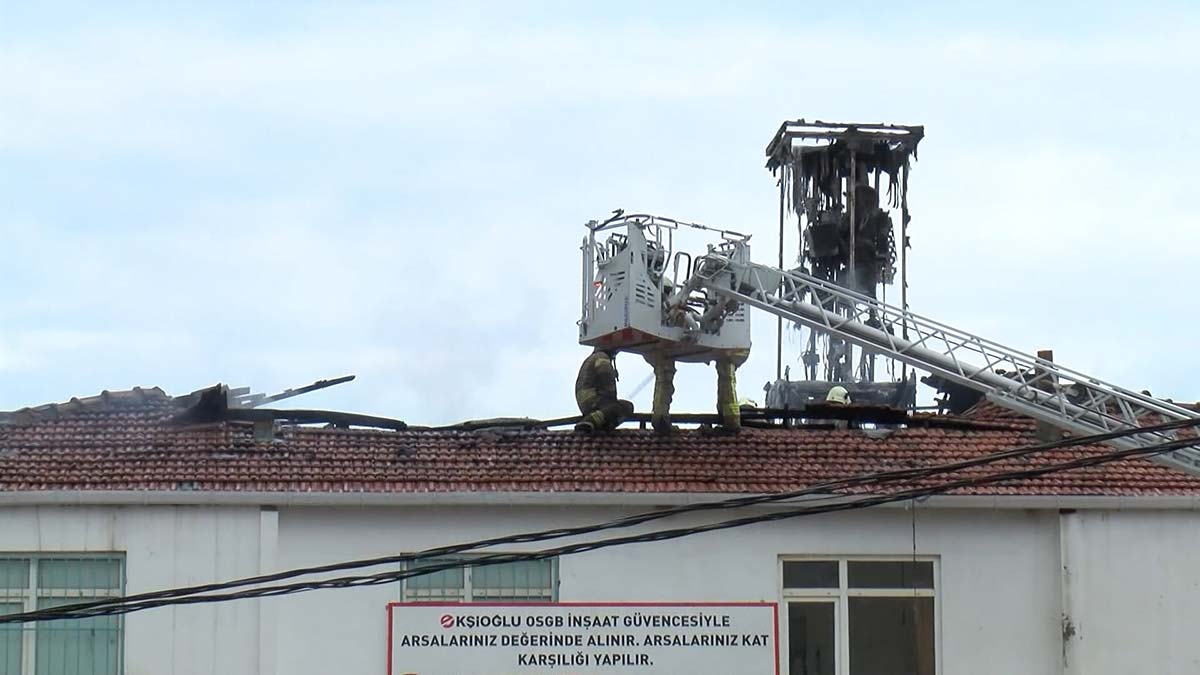 Üzerinde baz istasyonu bulunan binanın çatısı yandı