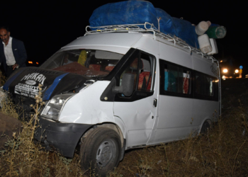 Şanlıurfa'da tarım işçilerini taşıyan minibüs ile otomobil çarpıştı