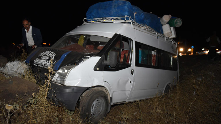 Şanlıurfa’da tarım işçilerini taşıyan minibüs ile otomobil çarpıştı