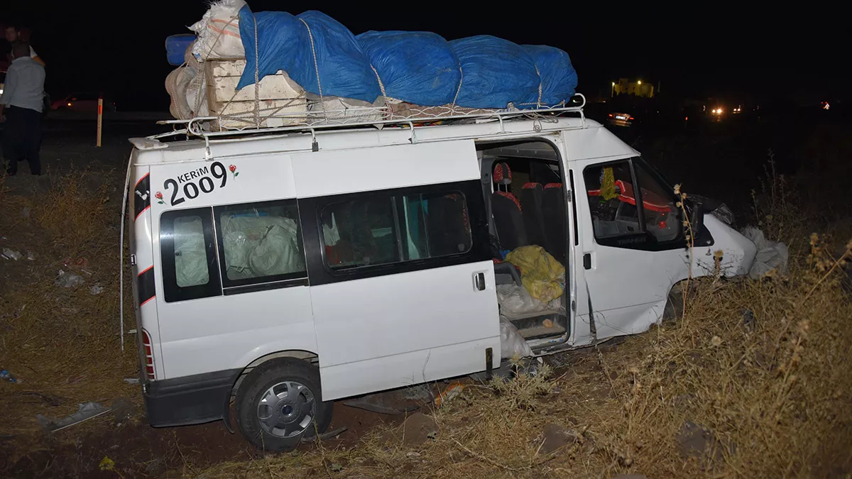 Şanlıurfa'da tarım işçilerini taşıyan minibüs ile otomobil çarpıştı