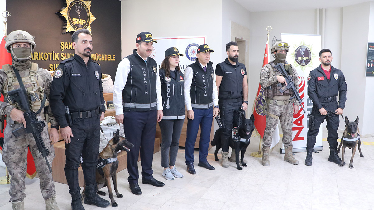 Şanlıurfa'da torbacı diye tabir edilen uyuşturucu satıcılarına yönelik 450 polisle helikopter destekli düzenlenen operasyonda 86 kişi gözaltına alındı.