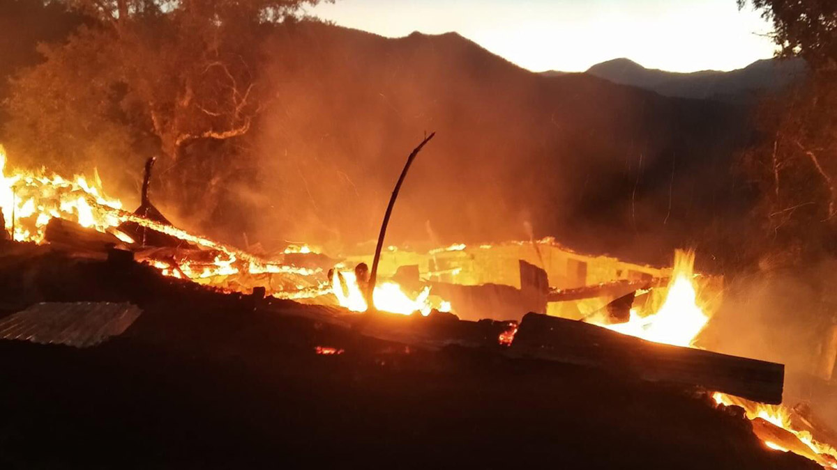 3 ev 3 ahır ve 4 samanlık yandı