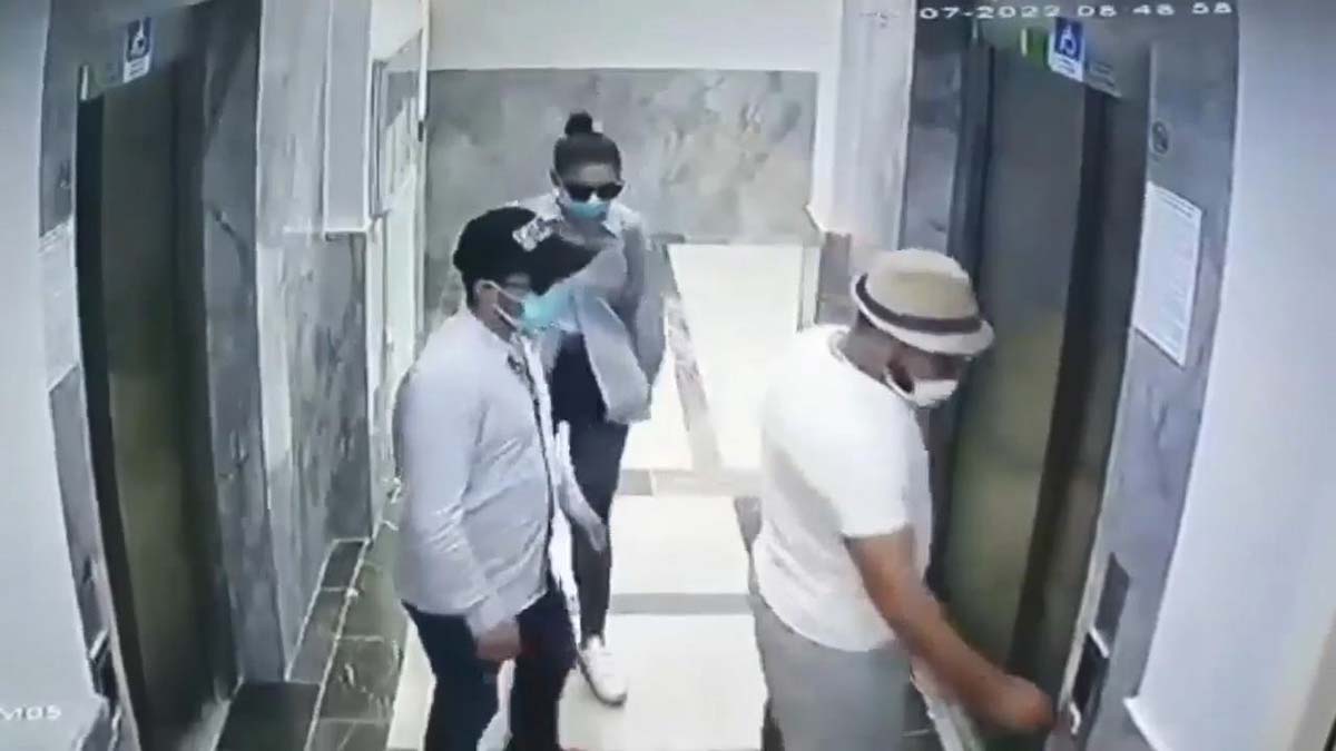 Bursa İl Emniyet Müdürlüğü Asayiş Şube Müdürlüğü Hırsızlık ve Yankesicilik Büro Amirliği ekipleri tarafından, şık giyinip, çevreye sevgili ve yeni evli izlenimi vererek apartmanlara giren hırsızlar yakalandı.