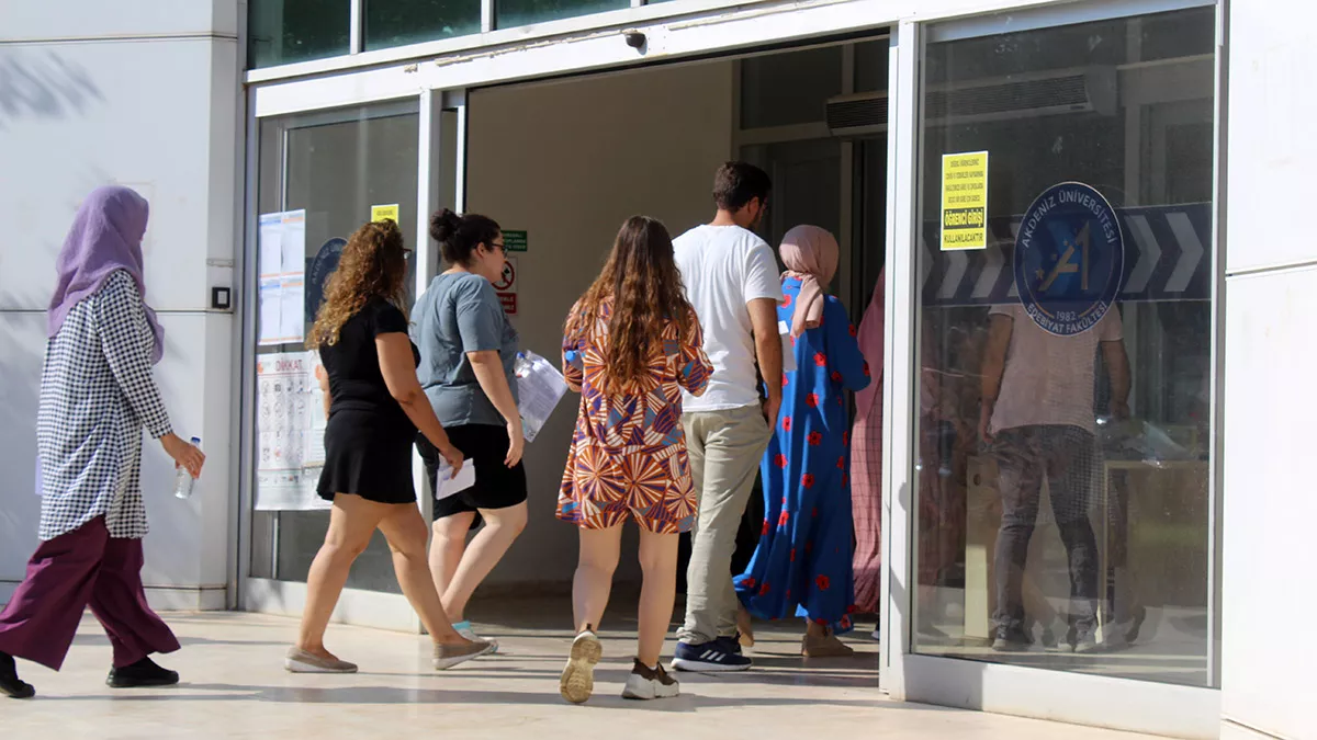 Antalya'da kamu personel seçme sınavı'nda (kpss) 09. 59'da kapatılan kapılar sınava saniyelerle yetişen aday için yeniden açıldı. Kadın aday kimlik kontrolünün ardından sınav salonuna geçiş yaptı. Saat 10. 00’den sonra gelen adaylar ise içeri alınmadı.
